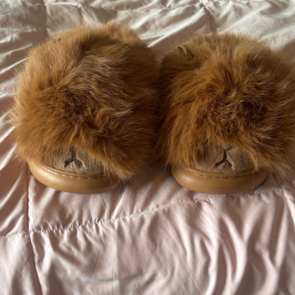 Capybara Slippers - Picture 2 of 5